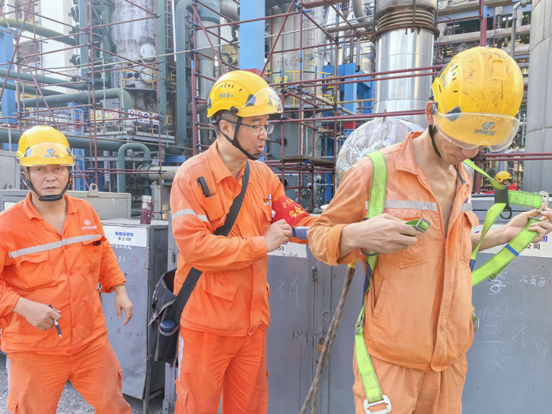 弘旭公司開展瀘天化硝區(qū)大修現(xiàn)場安全帽、安全帶、安全網(wǎng) 使用情況檢查(圖1)