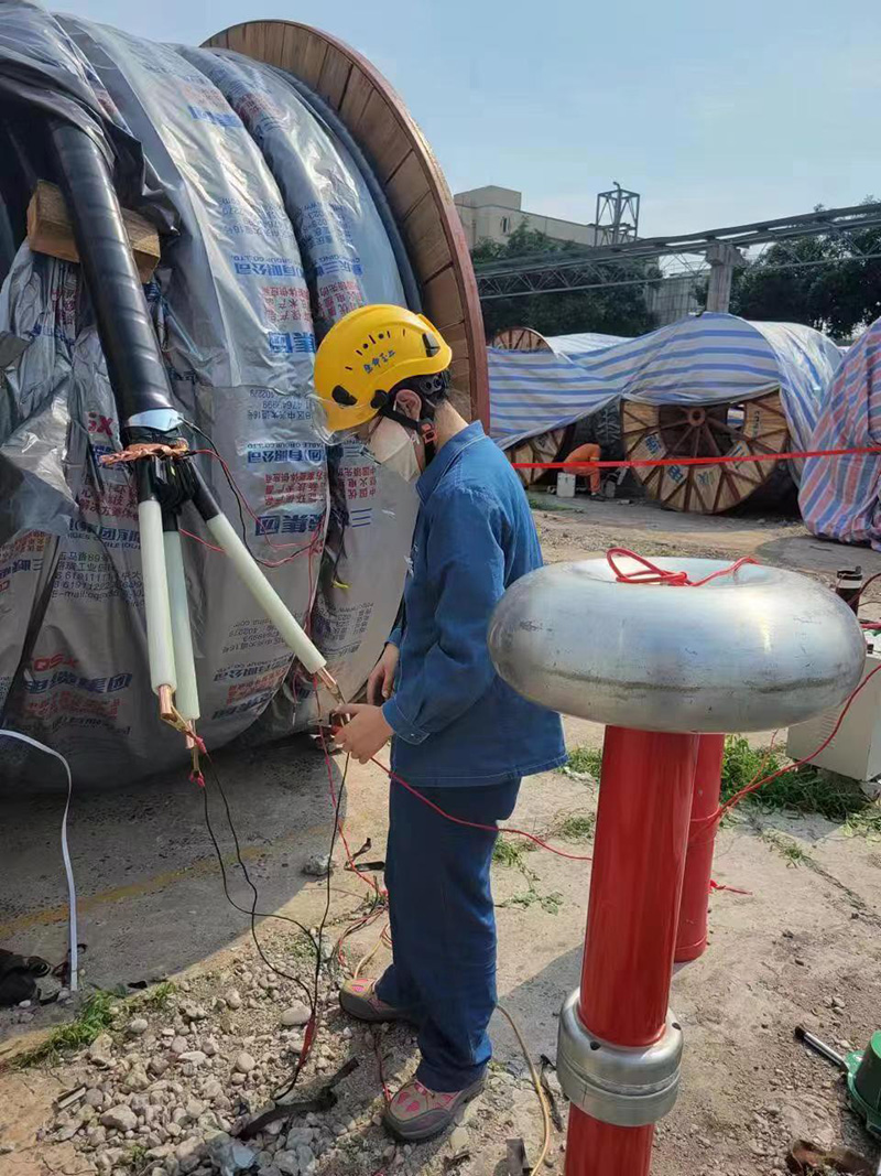 弘旭公司順利開展硝區(qū)35KV新入庫(kù)電纜耐壓試驗(yàn)(圖1)