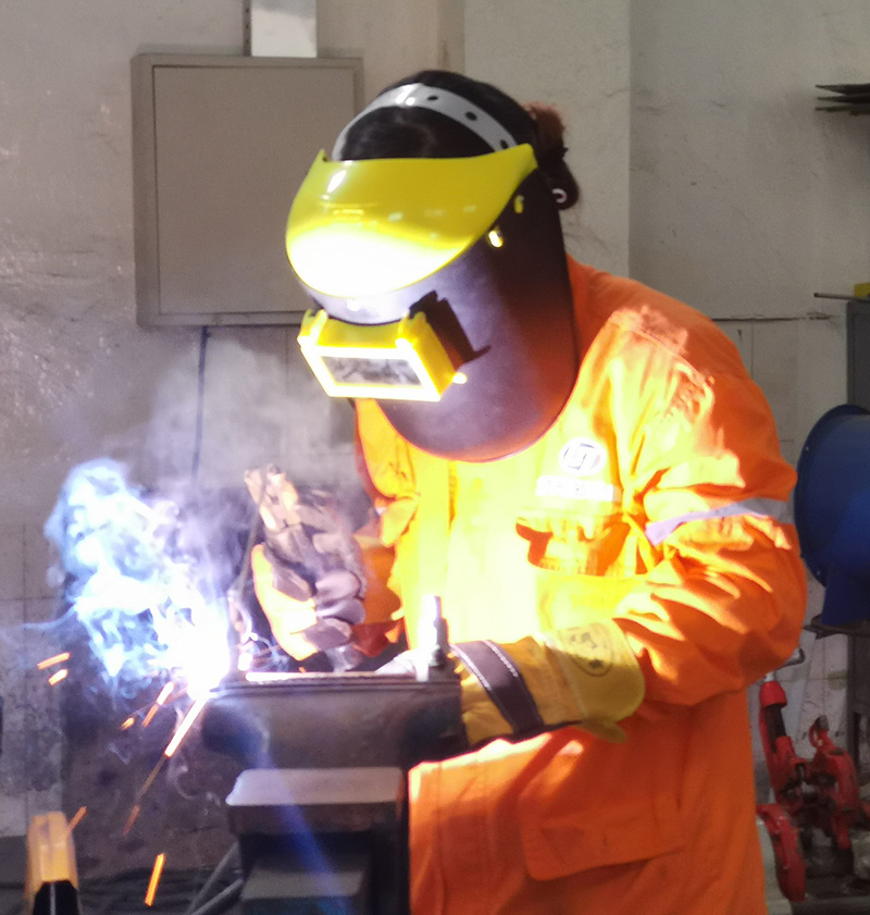 永不褪色的女勞?！浐胄窆倦妰x防腐工程處葉華蘭(圖1)