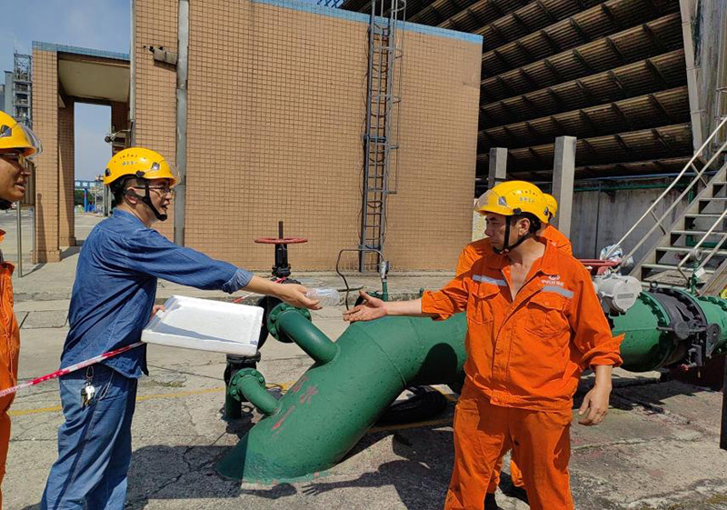 高溫慰問送清涼 情系一線暖人心——弘旭公司黨委開展現(xiàn)場送清涼活動(圖2) 高溫慰問送清涼 情系一線暖人心——弘旭公司黨委開展現(xiàn)場送清涼活動(圖2)