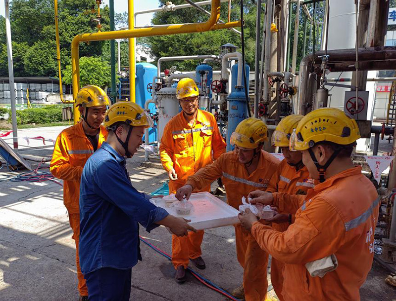 高溫慰問送清涼 情系一線暖人心——弘旭公司黨委開展現(xiàn)場送清涼活動(圖1) 高溫慰問送清涼 情系一線暖人心——弘旭公司黨委開展現(xiàn)場送清涼活動(圖1)