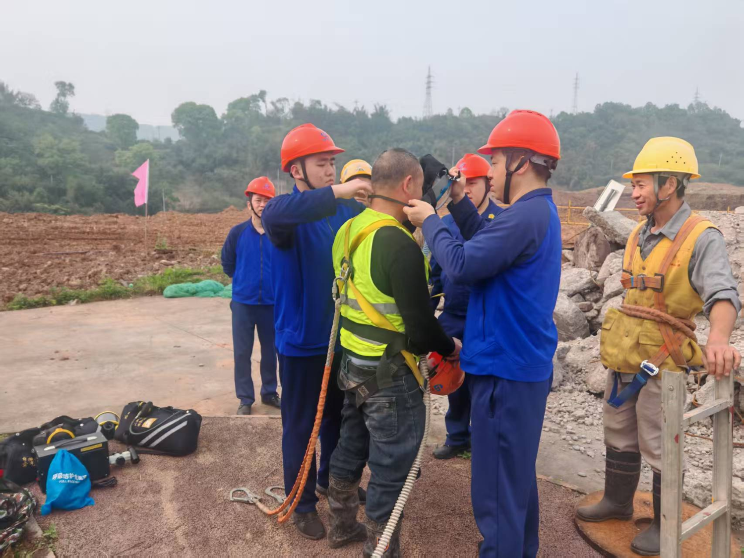 化工園區(qū)西區(qū)污水提升項(xiàng)目 有限空間作業(yè)順利完成(圖1) 化工園區(qū)西區(qū)污水提升項(xiàng)目 有限空間作業(yè)順利完成(圖1)