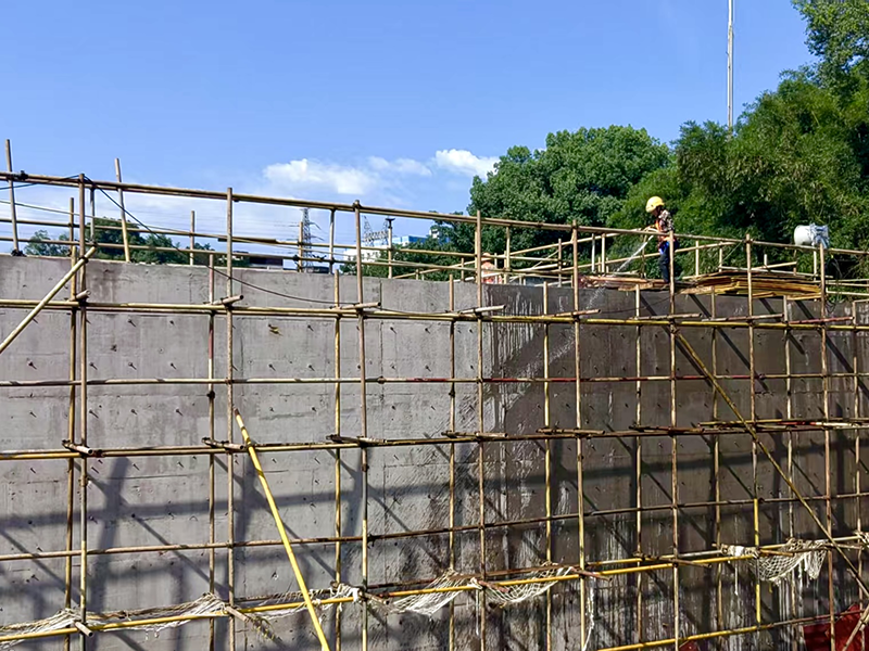 弘旭員工直面烈日考驗，汗水鑄就質(zhì)量豐碑(圖1)