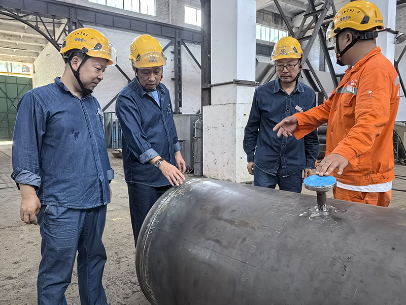 弘旭公司總經(jīng)理劉小東帶隊督導設備制造安全生產(chǎn)專項檢查(圖4) 弘旭公司總經(jīng)理劉小東帶隊督導設備制造安全生產(chǎn)專項檢查(圖4)