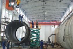 國內(nèi)第二臺(tái)大型稀硝酸吸收塔制作現(xiàn)場(chǎng)(圖1) 國內(nèi)第二臺(tái)大型稀硝酸吸收塔制作現(xiàn)場(chǎng)(圖1)