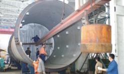 國內(nèi)第二臺(tái)大型稀硝酸吸收塔制作現(xiàn)場(chǎng)(圖2) 國內(nèi)第二臺(tái)大型稀硝酸吸收塔制作現(xiàn)場(chǎng)(圖2)