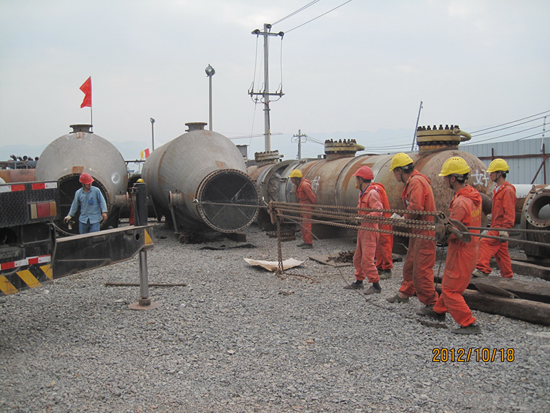 齊心協(xié)力，換熱器管束抽芯(圖1)