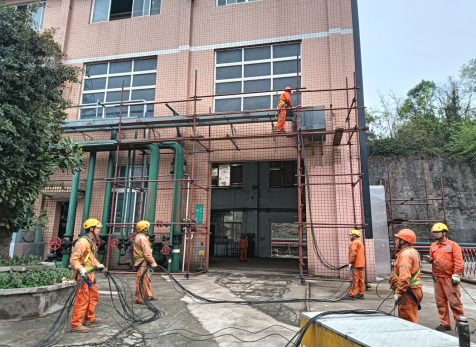 硝區(qū)大修進(jìn)行時，弘旭隊伍亮旗幟